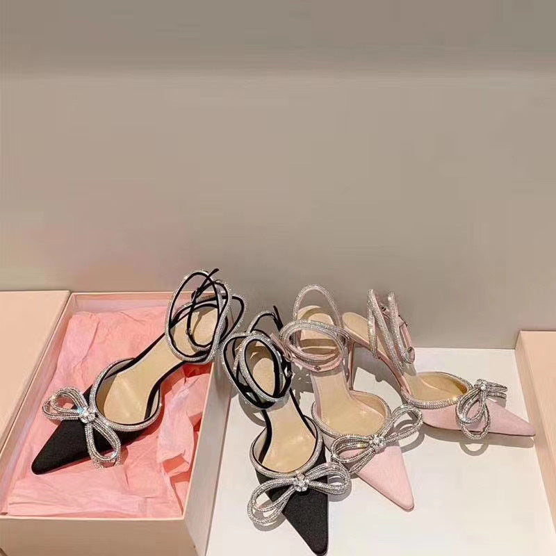 صندل أنيق بكعب عالٍ مزين بفيونكة وأحجار الراين الكريستالية، مصنوع من الساتان، مناسب للحفلات والمناسبات الرسمية.