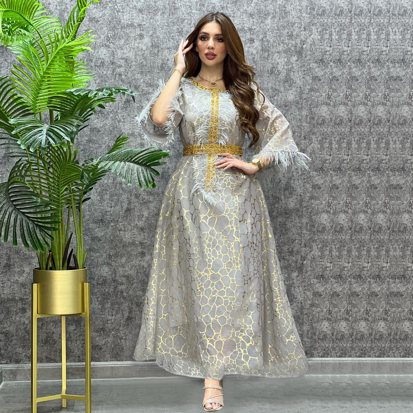 عباية أنيقة وعصرية مرصعة بأحجار الراين البرونزية للنساء