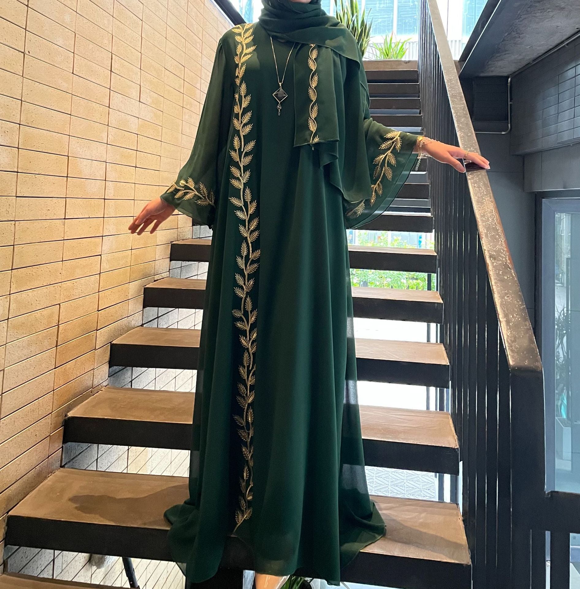 Robe longue musulmane à col rond brodée d'un motif végétal avec manches cloche