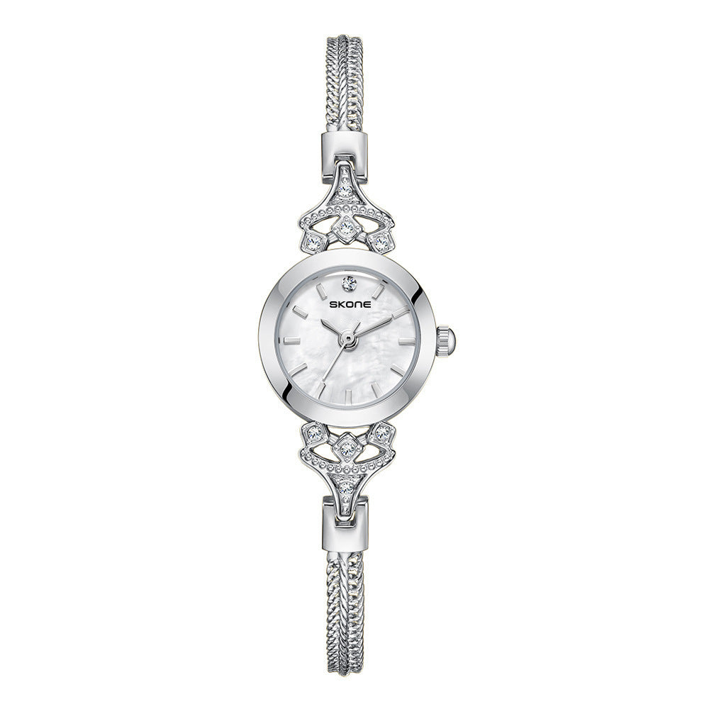 Montre à quartz étanche de petite taille pour femme avec cadran blanc-bleu, argenté-blanc ou doré-blanc