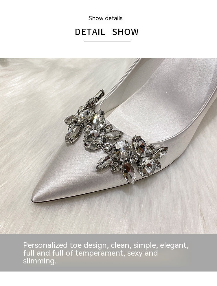 Escarpins de mariée en satin blanc ornés de strass en cristal