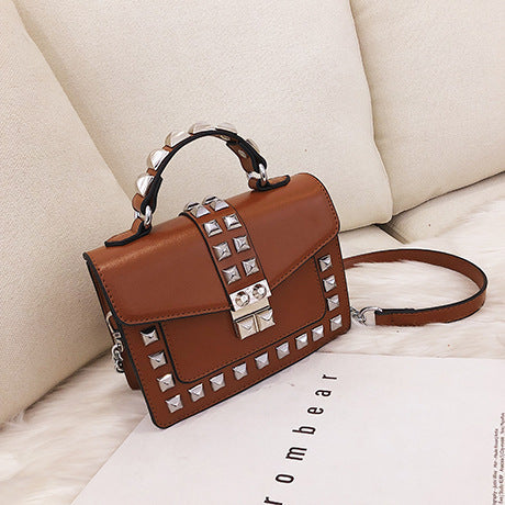 Sac seau à bandoulière clouté en PU avec fermeture à boucle