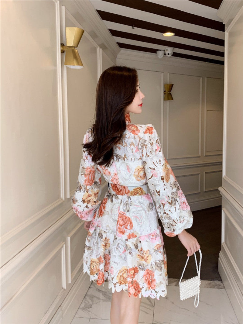 Robe à col montant ajouré à fleurs colorées