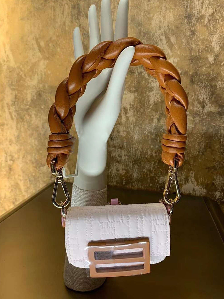 حقيبة يد صغيرة من الكانفاس بلونين متباينين – طراز "الكتاب الأحمر الصغير"