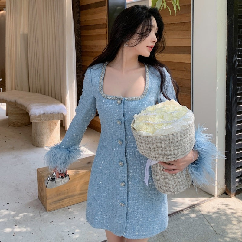 Robe bleue à manches longues, col en U orné de plumes et boutons diamant