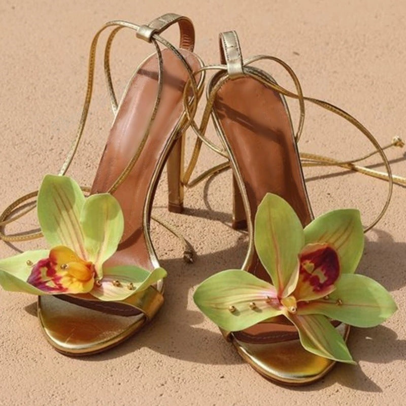 Chaussures pour femmes à talons aiguilles avec bride tissée métallique et bout ouvert