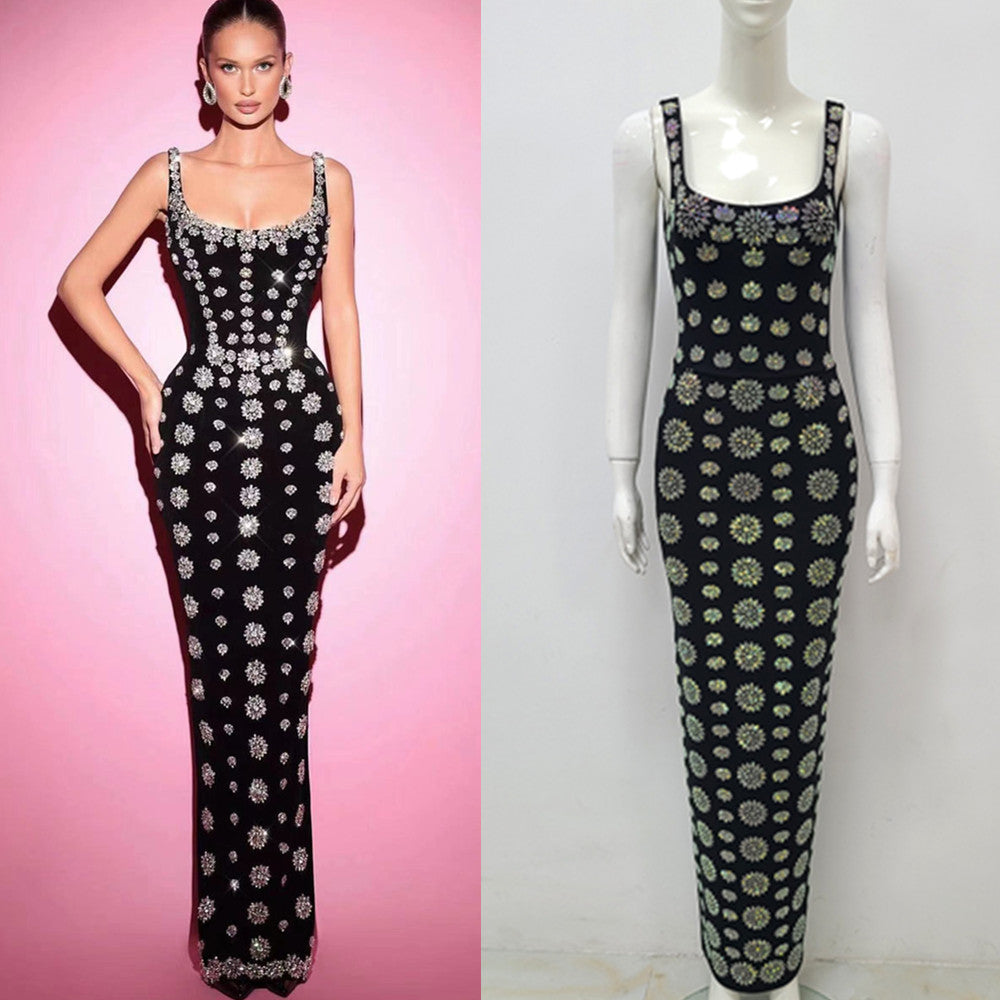Robe de soirée moulante sans manches noire avec strass et col en U