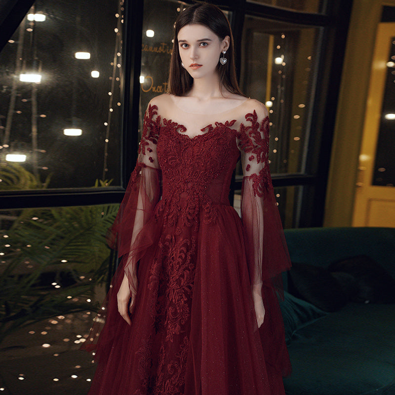 Robe de soirée en dentelle bordeaux perlée pour femme
