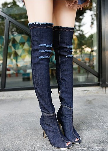 Bottes en denim stretch à talon aiguille hauteur genou et bout en forme de bouche de poisson avec semelle en caoutchouc
