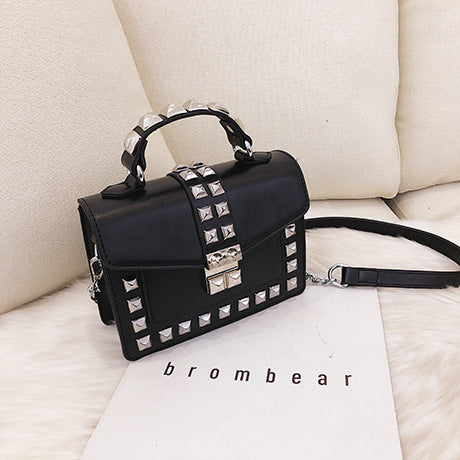 Sac seau à bandoulière clouté en PU avec fermeture à boucle