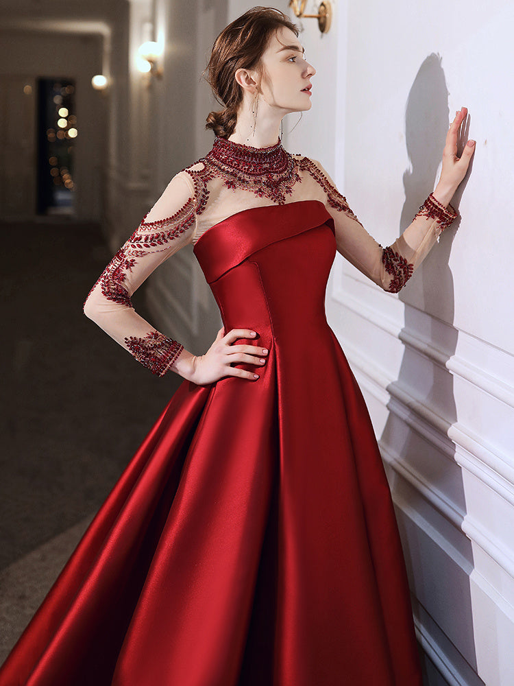 Robe en satin rouge bordeaux à col montant et fermeture éclair