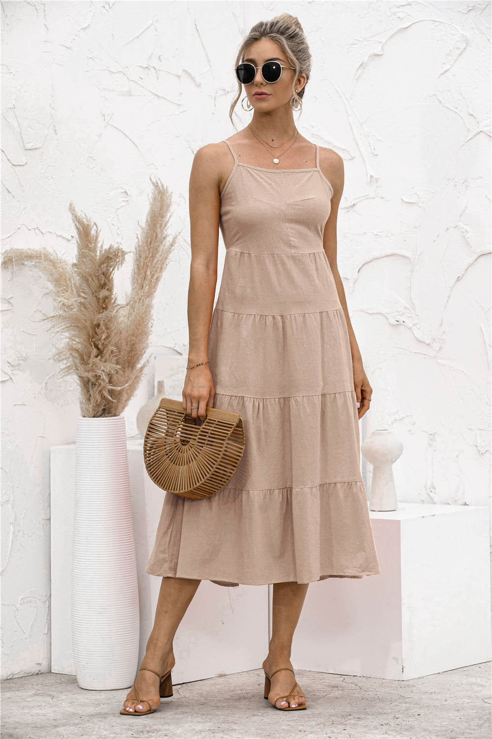 Robe mi-longue pour femme avec col montant, taille haute et jupe à volants