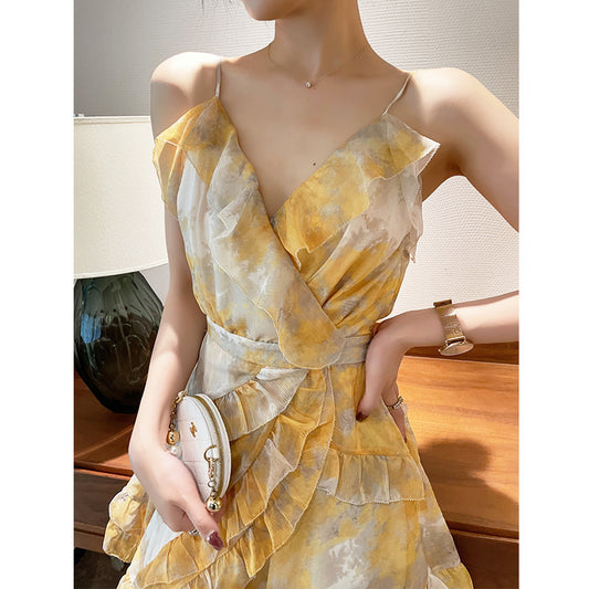 The New Floral V-neck Temperament Is Thin And Ruffled Suspender Skirt
