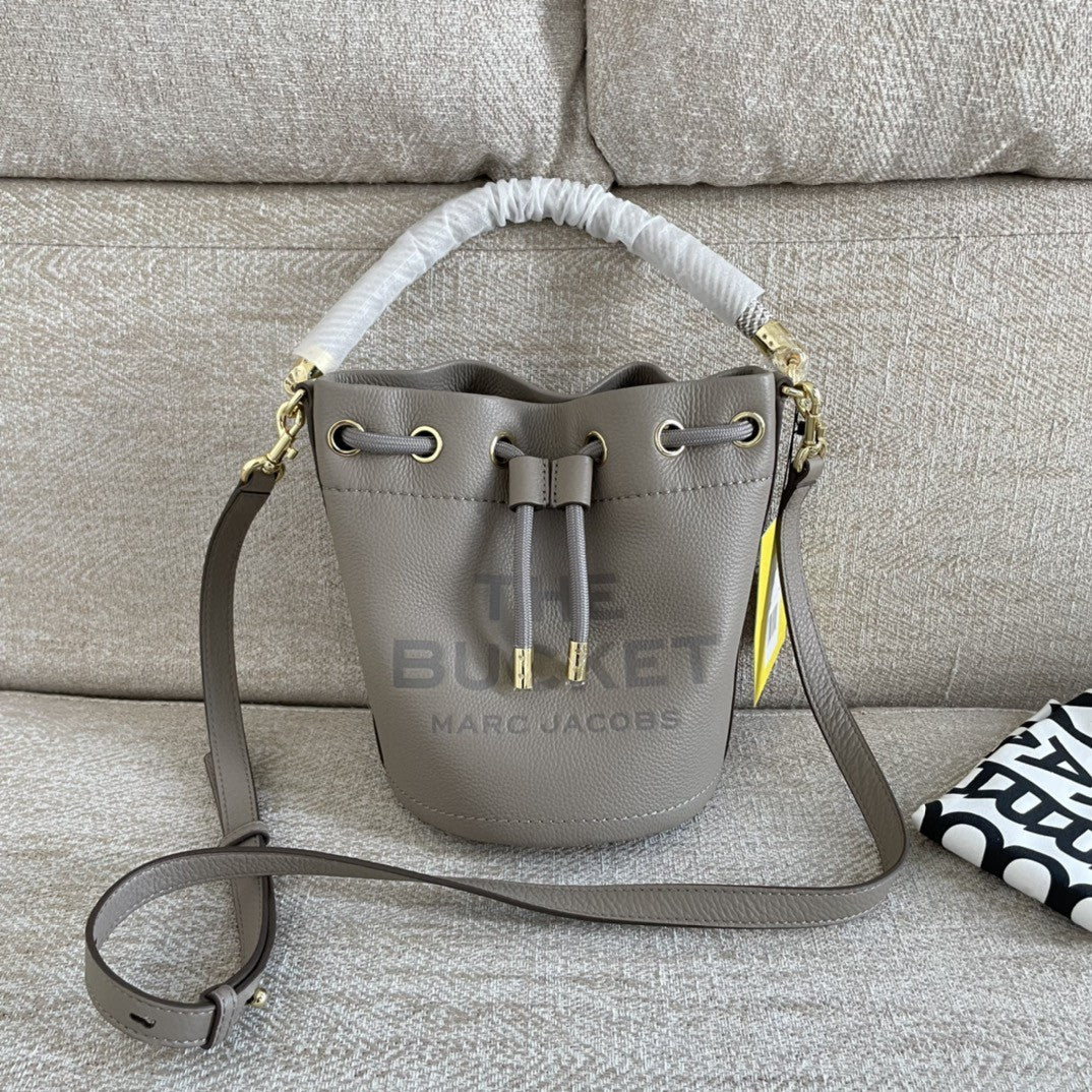 Sac bandoulière en cuir de vachette à cordon de serrage petit sac à main de couleur unie pour femmes