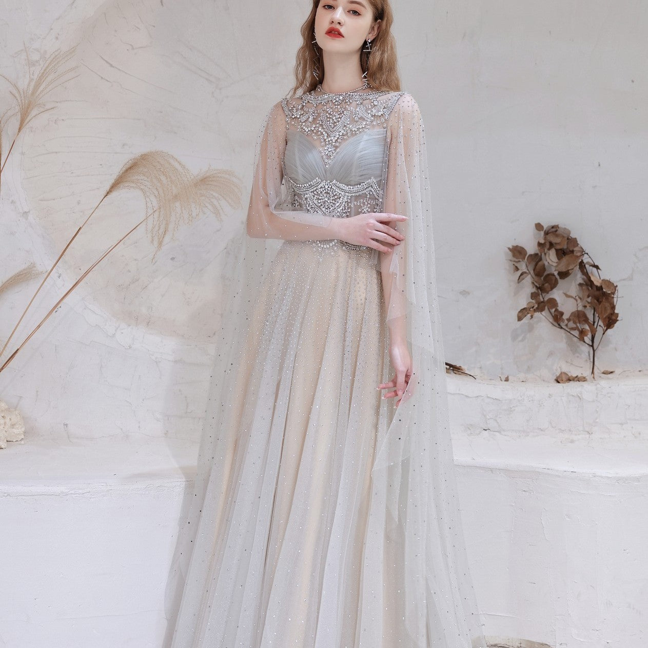 Robe de soirée longue grise avec châle