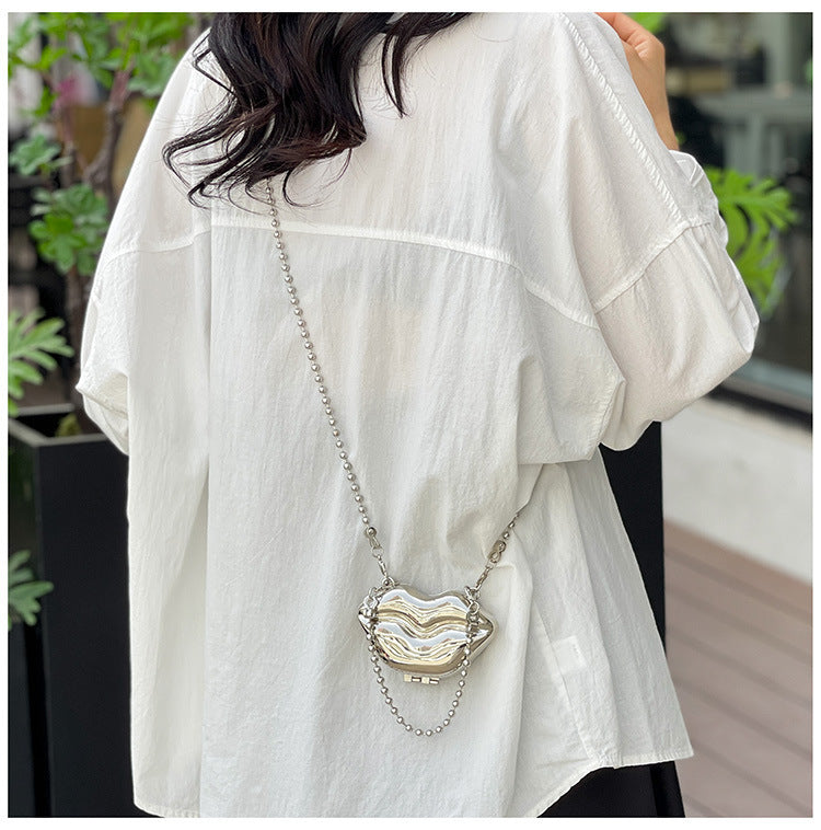 Sac à bandoulière en PU brillant en forme de lèvre personnalisé avec chaîne