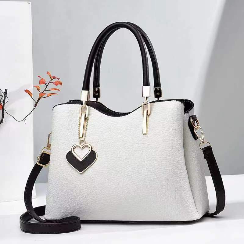 Sac bandoulière litchi pour femme d'âge mûr