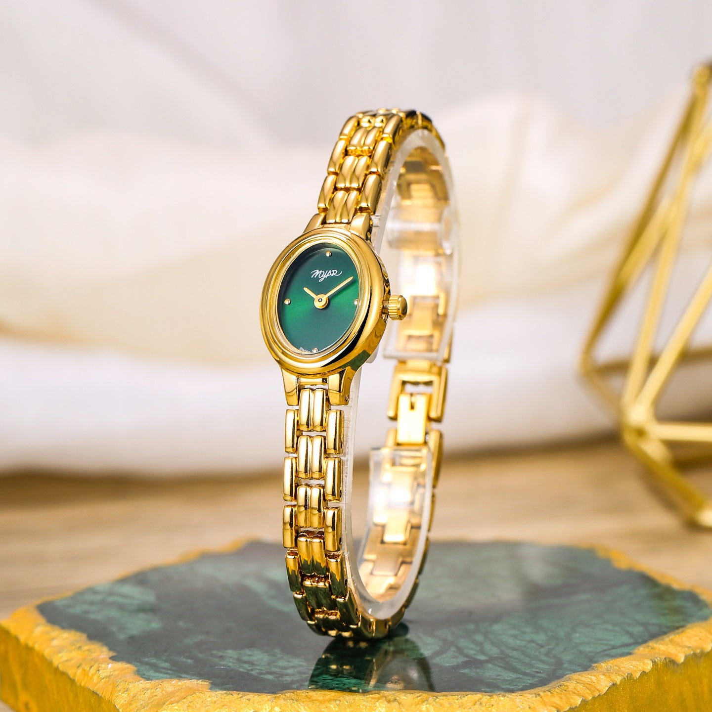 Montre à quartz étanche vintage ovale mini pour femme, épaisseur 7 mm, résistante à l'eau jusqu'à 30 m