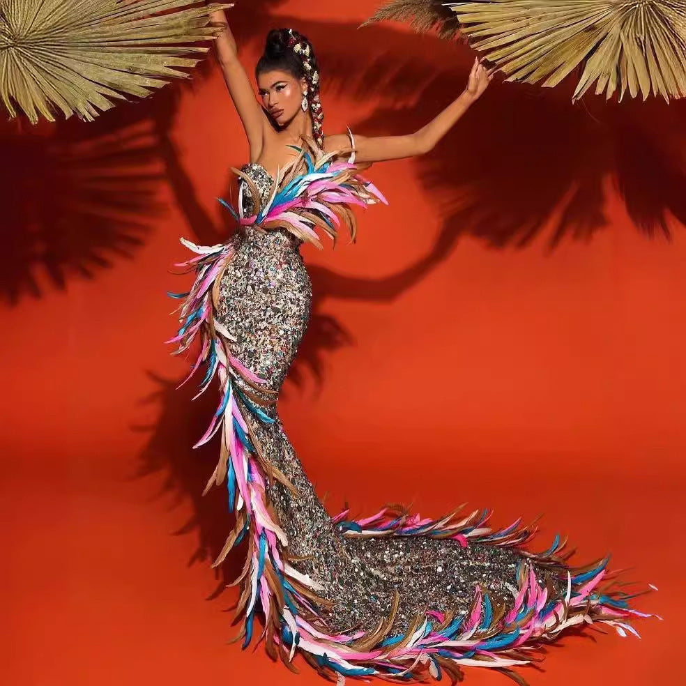 Robe bustier longue à paillettes avec fente haute et plumes dégradées pour femme