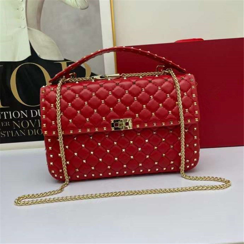 Sac carré en peau de mouton clouté de diamants pour femme