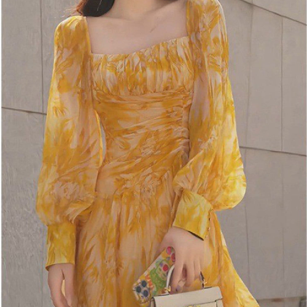 Robe de princesse française à col carré jaune et manches bouffantes
