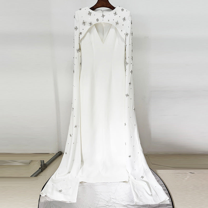 فستان طويل مكشوف الكتفين مزين بالخرز والماس عالي الجودة