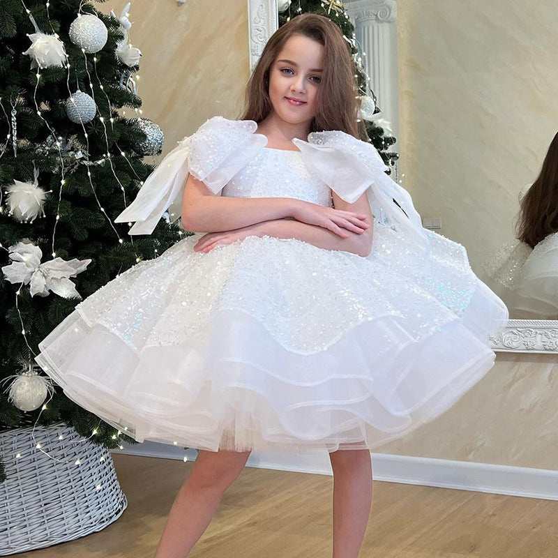 Jupe blanche de cérémonie pour une fête d'anniversaire de fille