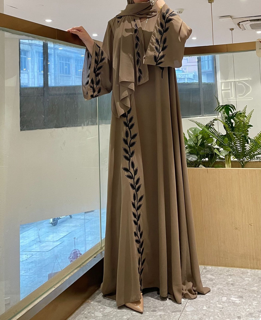 Robe longue musulmane à col rond brodée d'un motif végétal avec manches cloche