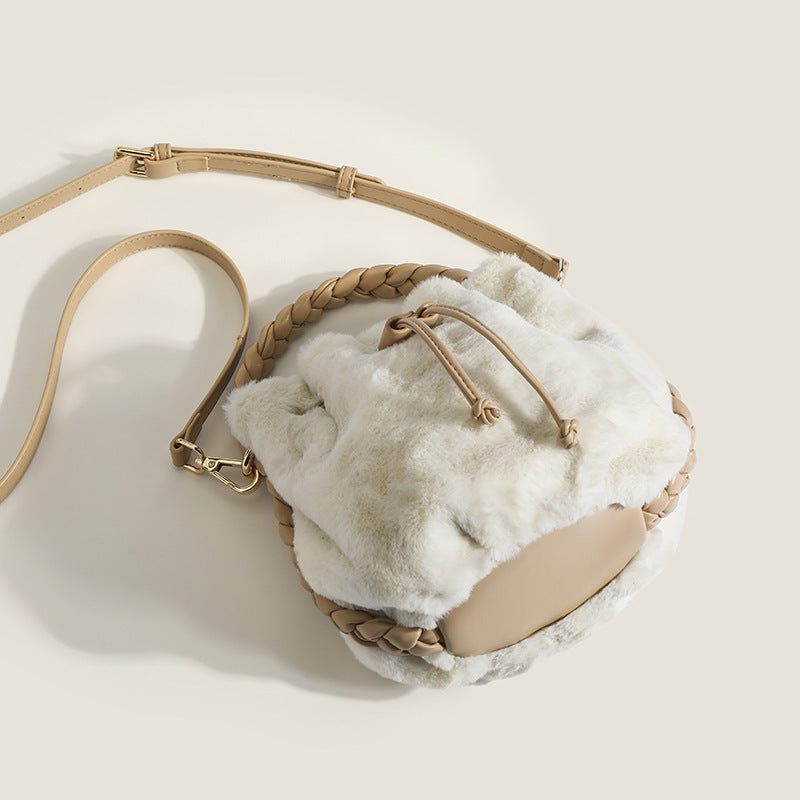Sac seau Bretzel en peluche blanche avec bandoulière réglable