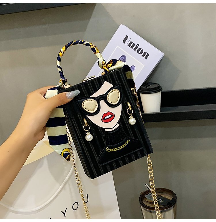 حقيبة كروس صغيرة مربعة بسلسلة وقفل