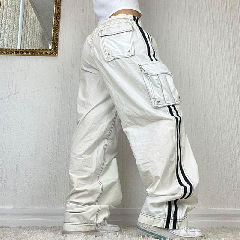 Jean de style urbain en denim blanc avec surpiqûres contrastées et taille élastique