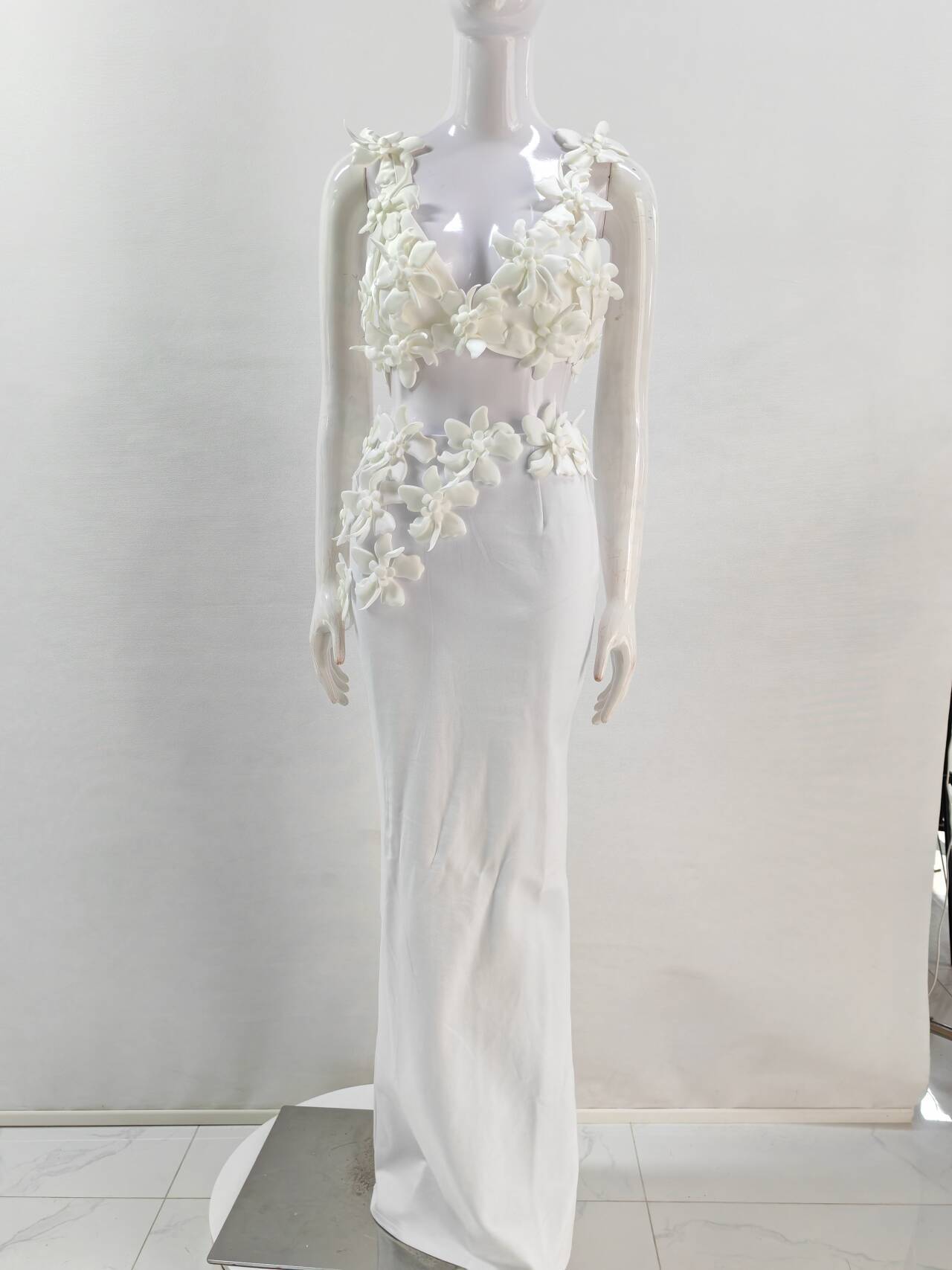 Ensemble deux pièces caraco à fleurs 3D et jupe fendue au dos en polyester blanc
