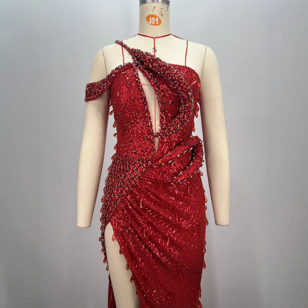 فستان فاخر بفتحات عند الكتفين وفتحة جانبية عالية باللون الأحمر الياقوتي