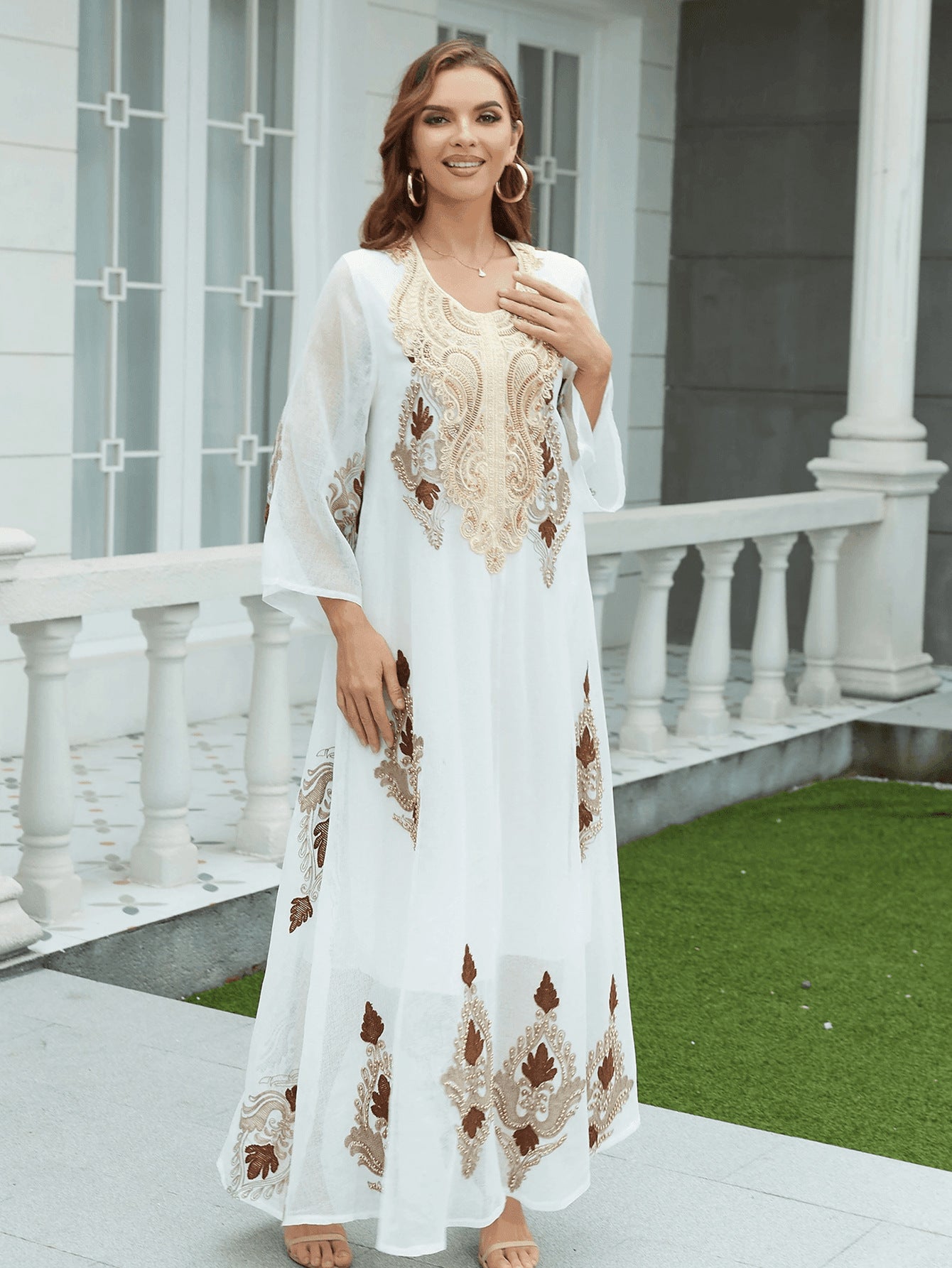 Robe blanche musulmane brodée en maille à manches longues