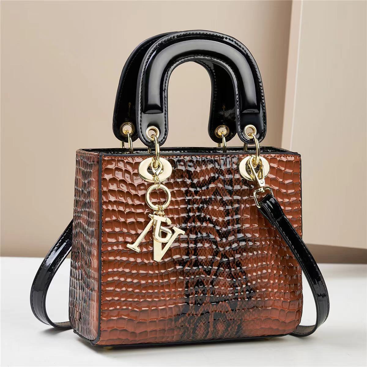 Sac bandoulière en PU pour femme avec motifs peau de serpent et clous