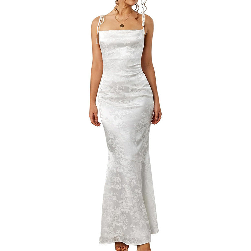 Robe longue satinée élégante à taille haute et bretelles fines pour femme