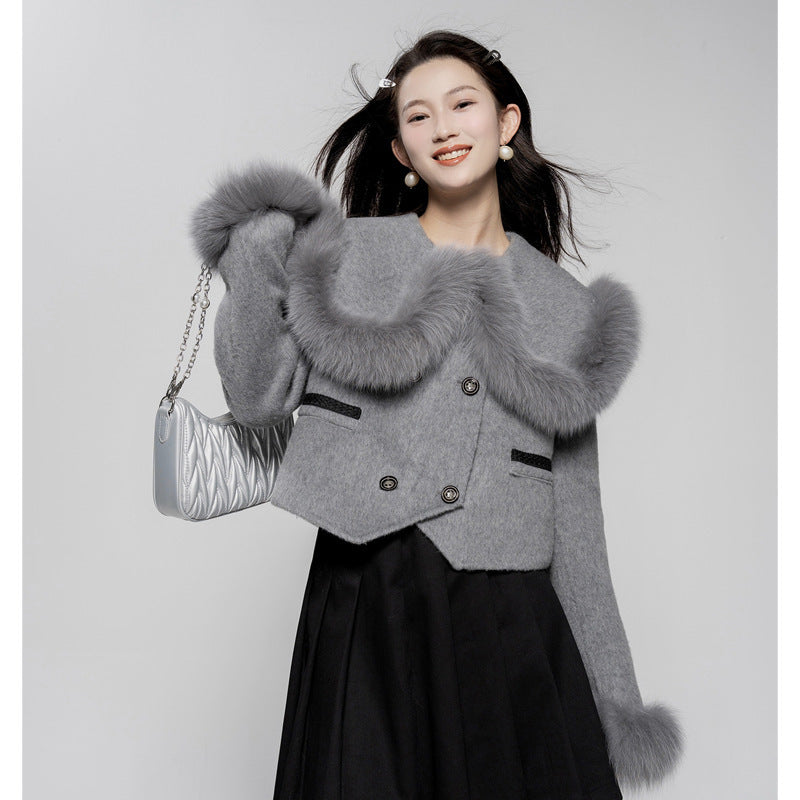 Manteau court en laine taille haute avec col en fourrure de renard