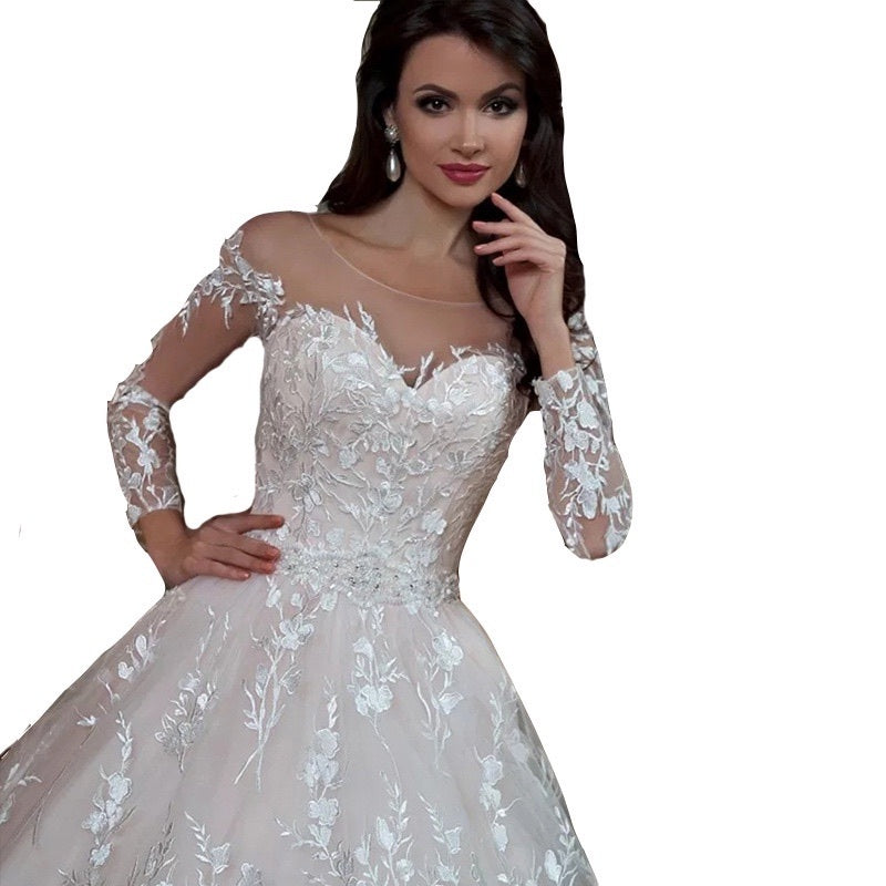 Robe de mariée en dentelle blanche avec détails en perles en polyester