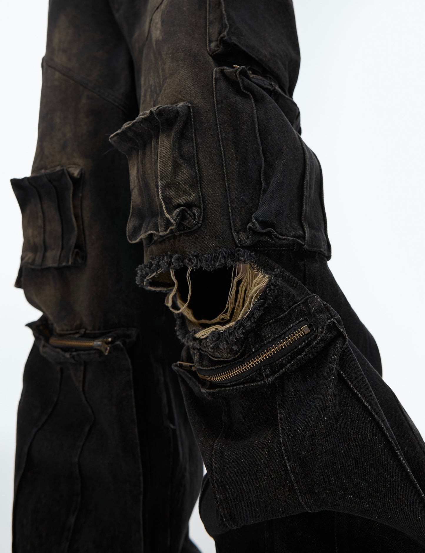 Jean à poches multiples effet usé, peint à la main