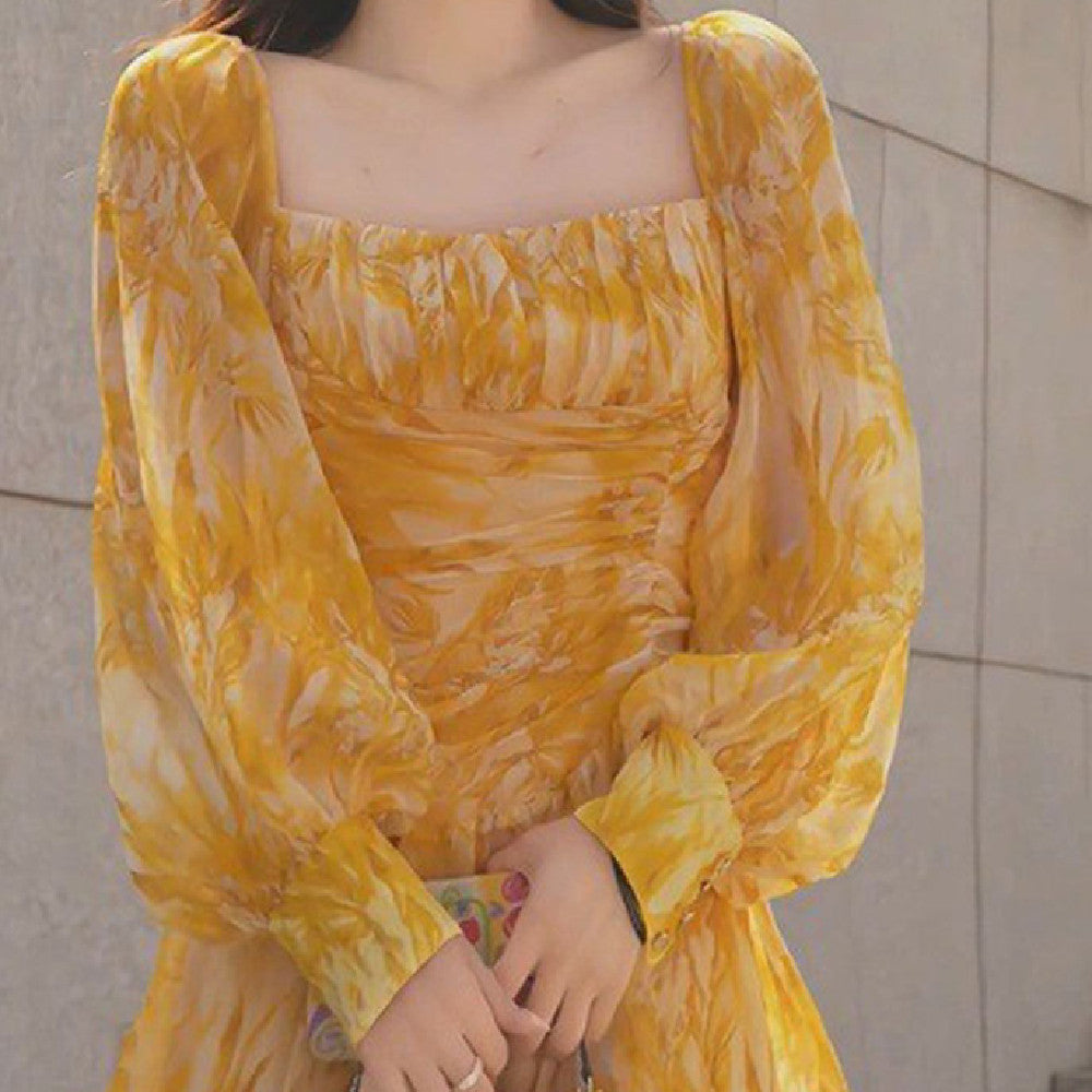 Robe de princesse française à col carré jaune et manches bouffantes