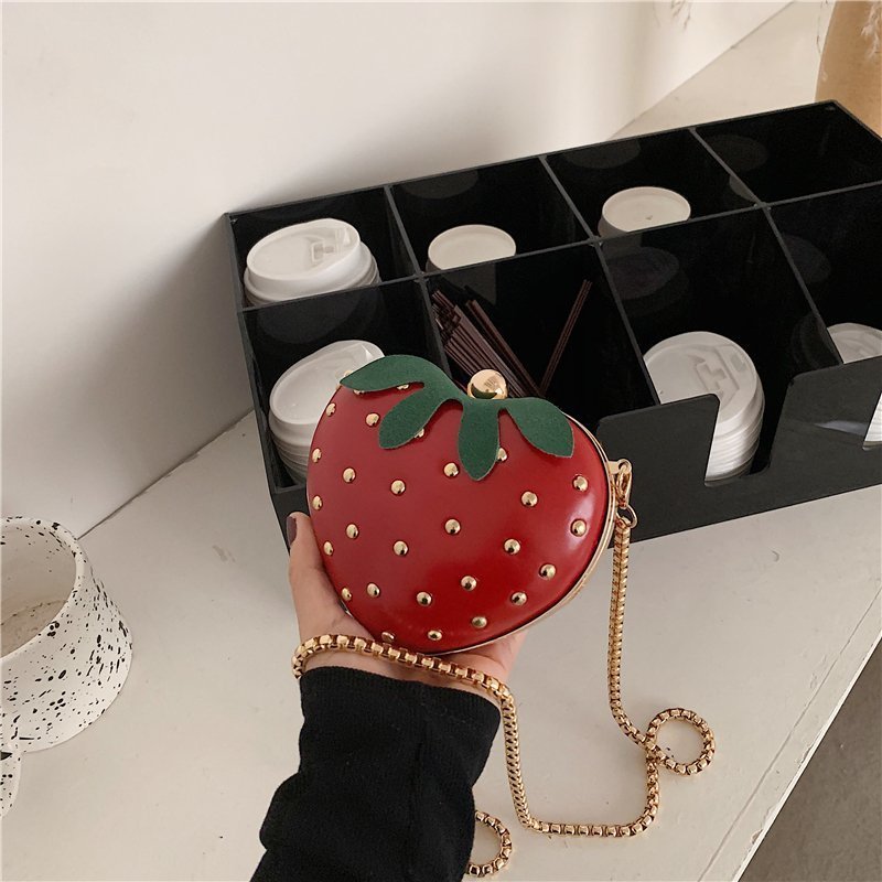 Sac à chaîne en forme de cœur fraise – Petite pochette en PU 14x12x8cm
