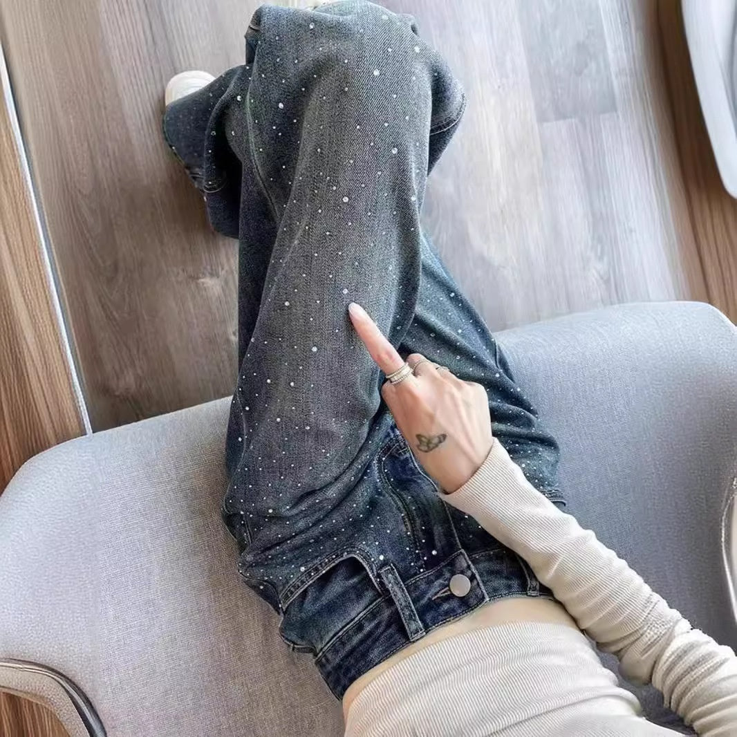 بنطلون جينز ضيق واسع الساق بخصر عالٍ مرصع بأحجار الراين