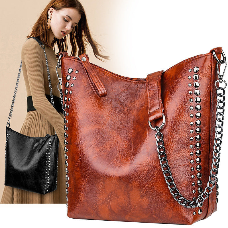 Sac bandoulière souple en cuir clouté grande capacité