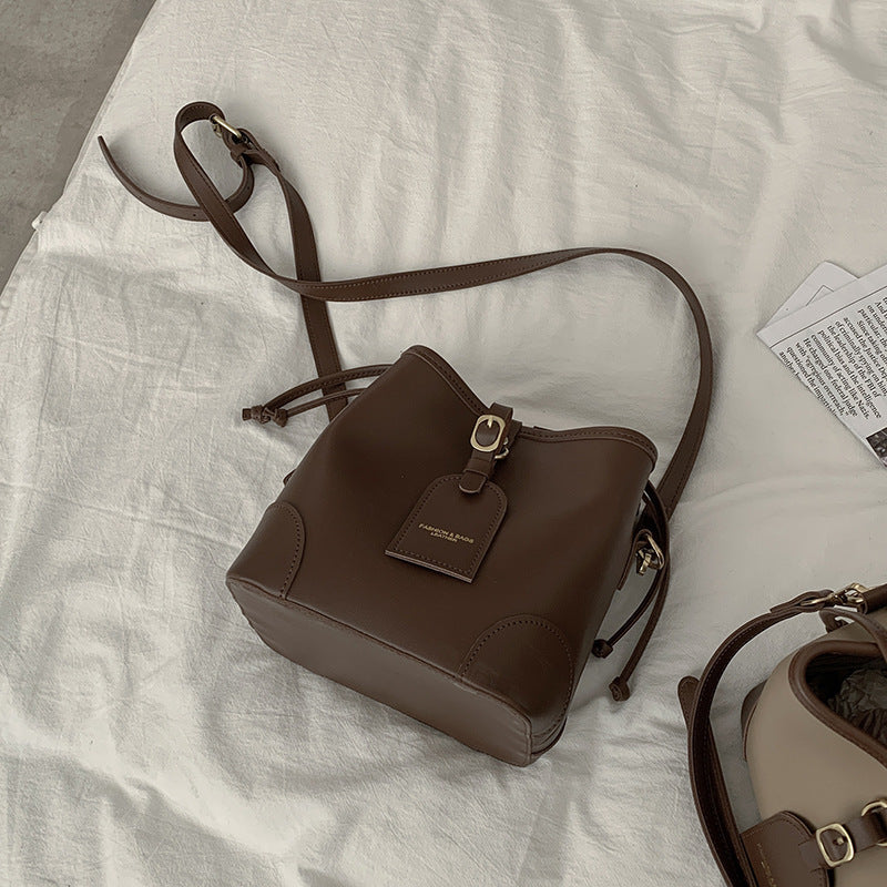 Sac bandoulière polyvalent pour femme, petit modèle seau avec contraste de couleurs