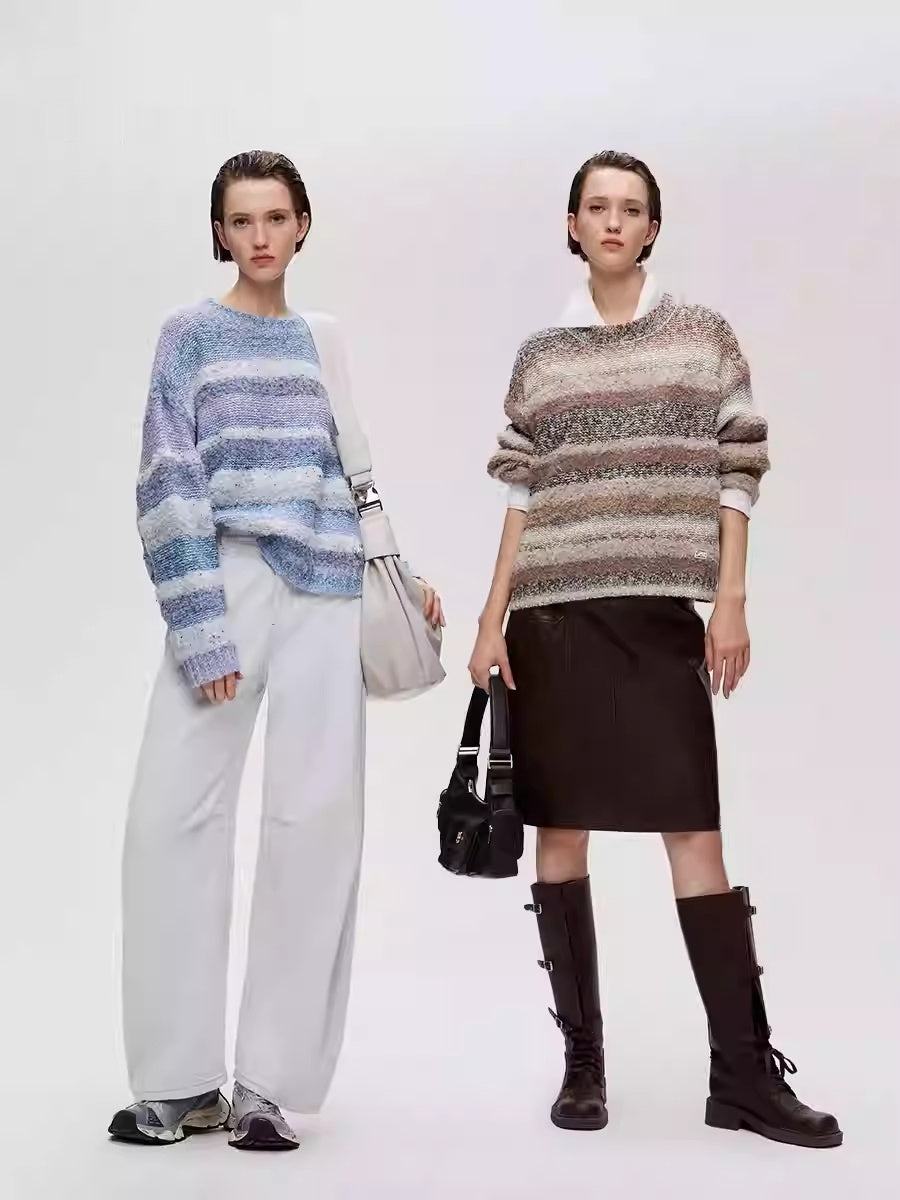 Pull en maille à rayures dégradées, col rond et épaules tombantes, coupe ample.