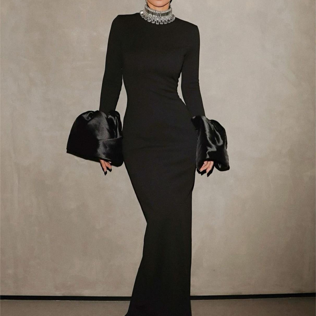 Robe de soirée moulante noire à manches longues avec strass pour événements arabes