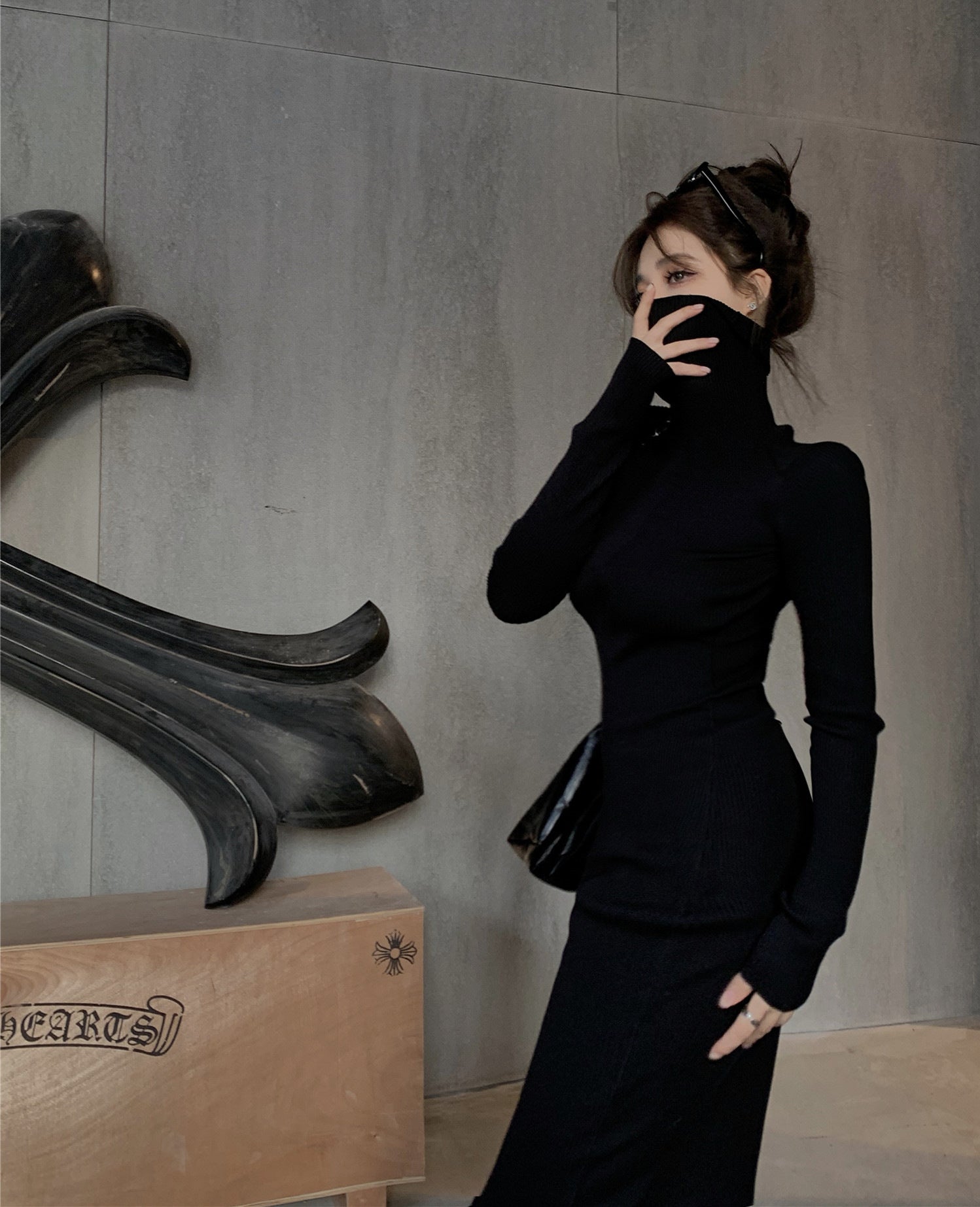 Robe mi-longue noire à col roulé en maille ajustée pour femme
