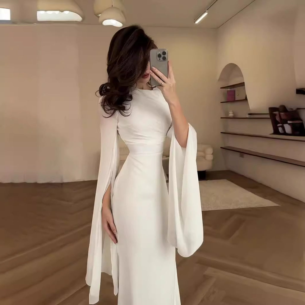 Grande robe ajustée en satin avec manches longues en gaze de verre