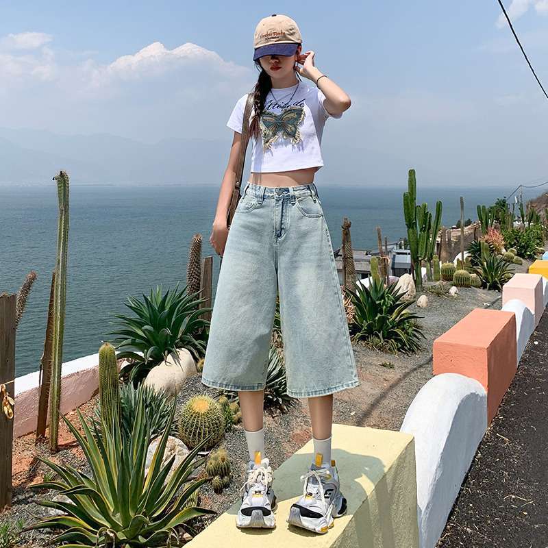Women's Light Denim Cropped Wide-Leg Jeans
