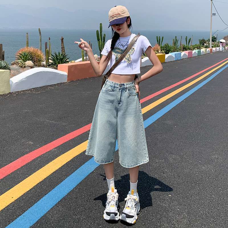 Women's Light Denim Cropped Wide-Leg Jeans